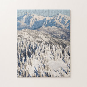 Ett sceniskt beskådar av snöig berg och Trees. Pussel