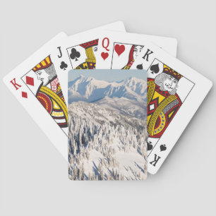 Ett sceniskt beskådar av snöig berg och Trees. Spel Kort