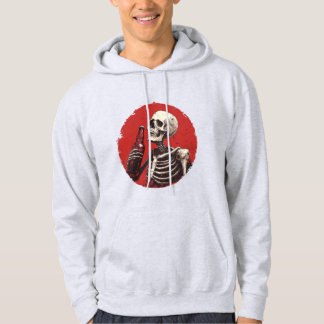 ett skelett som dricker ur en öl flaska hoodie