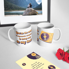 Ett slimmad vändbord och en vinylskiva. kaffemugg