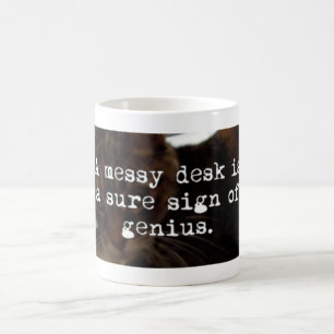 Ett smutsigt skrivbord är ett säkert underteckna kaffemugg