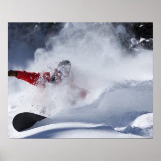 Ett snowboarder rider upp ett obackat pulver som s poster