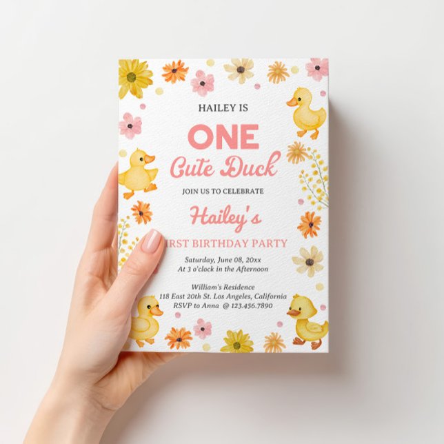 Ett sött ank första födelsedagsinbjudan inbjudningar (One Cute Duck first birthday invitation for a sweet and playful baby girl party. 🐥🎉)
