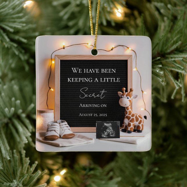 Ett sött glatt tillkännagivande av baby giraffe gr julgransprydnad keramik (Träd)