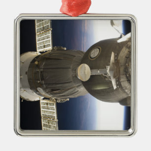 Ett Soyuz rymdskepp backdropped av jord Julgransprydnad Metall