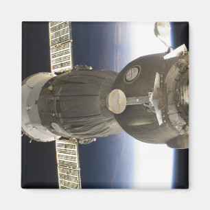 Ett Soyuz rymdskepp backdropped av jord Magnet