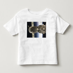 Ett Soyuz rymdskepp backdropped av jord T-shirt