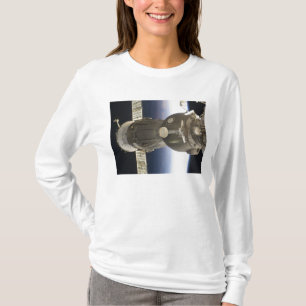 Ett Soyuz rymdskepp backdropped av jord T-shirt