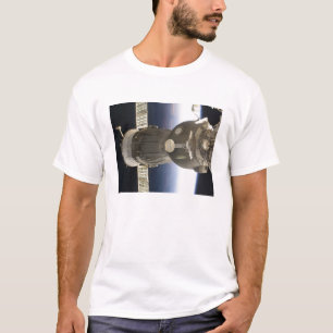 Ett Soyuz rymdskepp backdropped av jord Tee Shirt