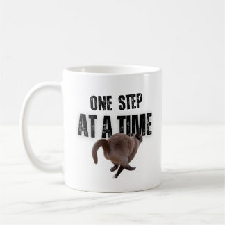 Ett steg i taget grå katt kaffemugg