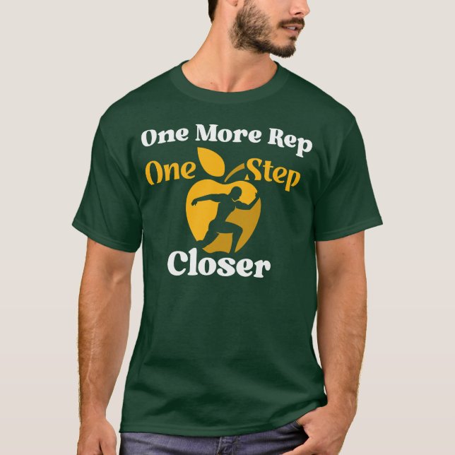 Ett steg närmare, ett steg närmare - Motivering T Shirt (Framsida)