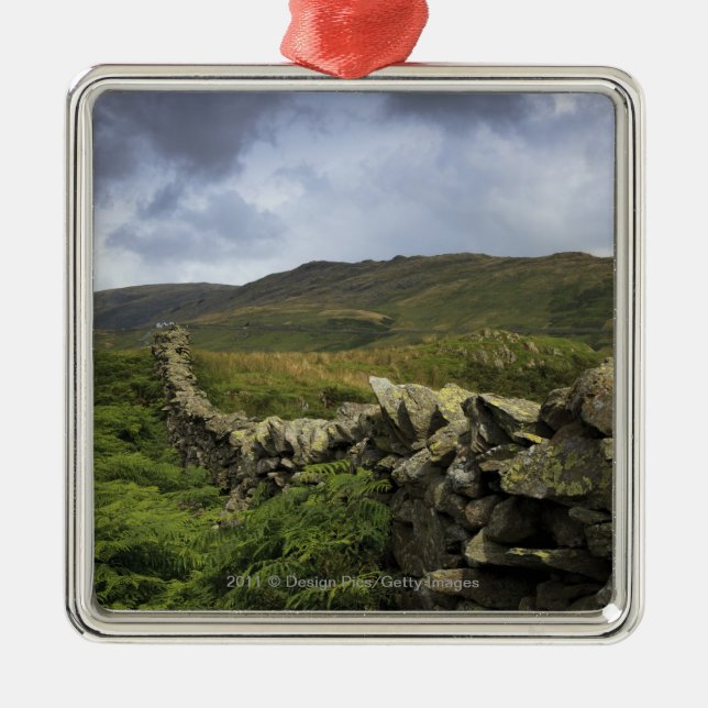 Ett stenstaket till och med fält julgransprydnad metall (Framsidan)