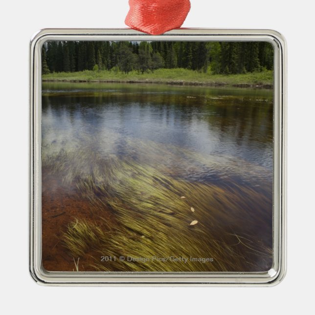Ett stilla damm som reflekterar molnen julgransprydnad metall (Framsidan)