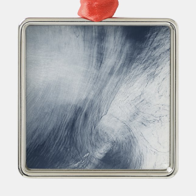 Ett stort virvelmoln snurrar över havet julgransprydnad metall (Framsidan)