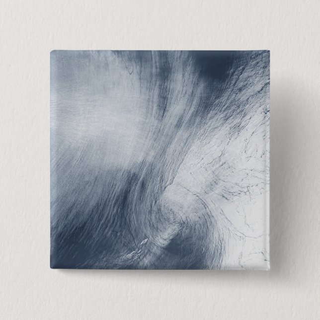 Ett stort virvelmoln snurrar över havet knapp (Framsida)