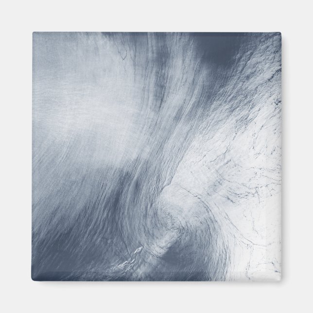 Ett stort virvelmoln snurrar över havet magnet (Framsidan)