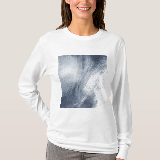 Ett stort virvelmoln snurrar över havet t-shirt (Framsida)