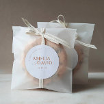 Ett svalt märke för Märkre av Tack-bröllop<br><div class="desc">Dusty Terracotta Wedding Favors Round Sticker. Personlig enkel minimalistisk fästpunkt. Klicka bara på den anpassade länken,  som visas under textanpassning på högerna,  och välj anpassningsbarnas bakgrund färg. Med den här dekalmallen kan du snabbt och enkelt skapa bedövande tillägg till bröllop-dekorationen.</div>