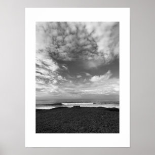 Ett svart och vitt fotografi av Lone Bench Poster