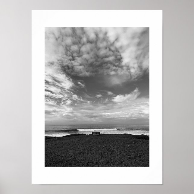 Ett svart och vitt fotografi av Lone Bench Poster (Framsidan)