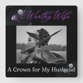 Ett svart vägglås med en arbetskrävande fruktig kv fyrkantig klocka