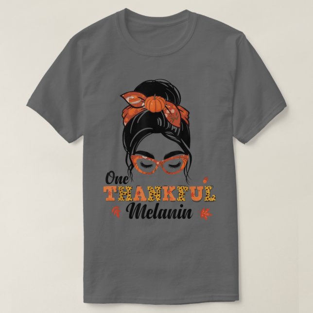 Ett tacksamt Melanin Leopard Print Messy Bun Tack T Shirt (Design framsida)