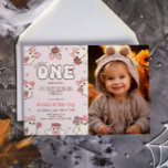 Ett talande Retro Halloween första födelsetal Inbjudningar<br><div class="desc">Gratulerar till ditt lilla första år med vår "One Spooky Retro Halloween First Birthday Photo Invation". Den här inbjudan visar ditt barns foto med en roligt och vintage-inspirerad design. Perfekt för att ange tonen för en minnesvärd och festlig första födelsedagsfest kombinerar den pooky charm med en aning nostalgi för ett...</div>