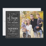 Ett Thrill Weary World Reejoices-fotokort Julkort<br><div class="desc">Använda våra jokerkort med texten "A Thrill of Hope, The Weary World Rejoices" och den krita bakgrunden som du vill önska dina vänner och familj ett God jul. BONUS: Den mönstrade bakern kan ändras till ett annat mönster och färg. Gå till avsnittet "Anpassa den här mallen" och klicka sedan på...</div>