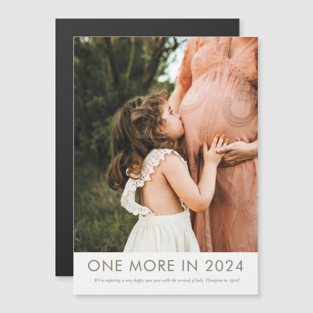 Ett till under 2024 Gravid Announcement Magnet (Fram/baksida)
