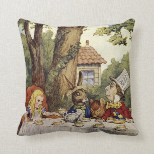 Ett tokigt Teaparty med Alice i underland kudder Kudde