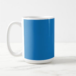 Ett tydligt blå himmel utan moln fyller hela kaffemugg