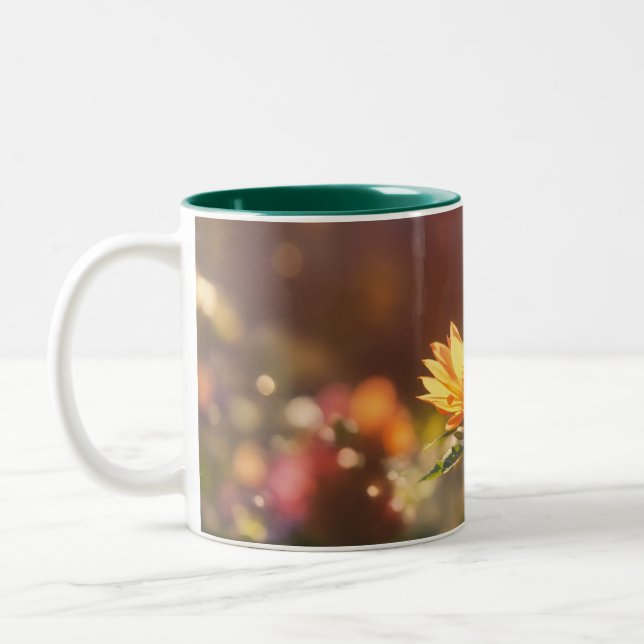 Ett vackert orealistiskt blomkaffe mugg (Vänster)