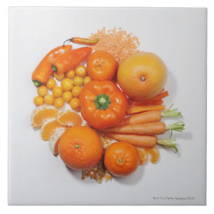 Ett val av orangefrukter & vegetables. kakelplatta