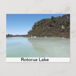 Ett vykort från ett vackert sjö i Rotorua
