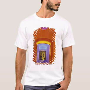 EU, Spanien, Barcelona. Lyst dörröppning nära Pica T Shirt