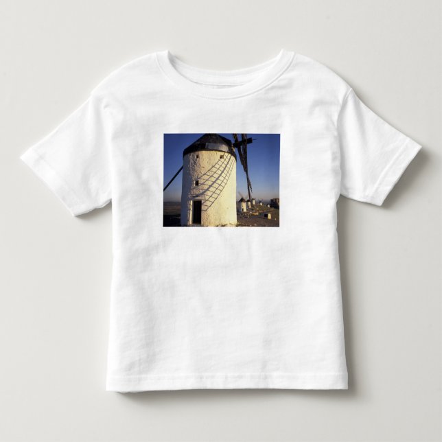 EU, Spanien, Consuegro, La Mancha. Väderkvarnar oc T-shirt (Framsida)