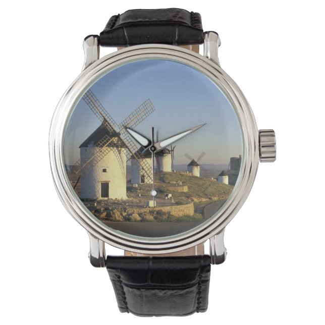 EU, Spanien, La Mancha, Consuegra. Vindkraftverk o Armbandsur (Framsida)