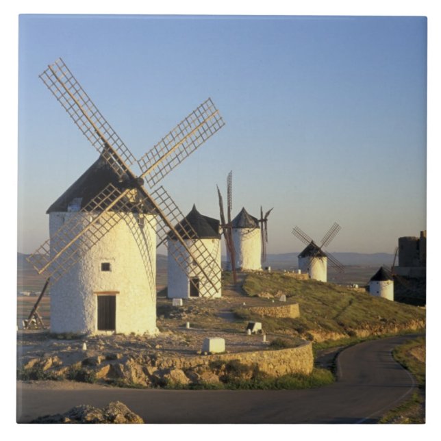 EU, Spanien, La Mancha, Consuegra. vindkraftverk o Kakelplatta (Framsidan)