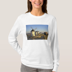 EU, Spanien, La Mancha, Consuegra. vindkraftverk o T-shirt