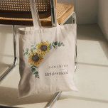 Eucalyptus Blommigt Solrossolrosblommor - förmånli Tygkasse<br><div class="desc">Solros Eucalyptus Lämnar skript Bridesmaid till väskan med modern layout och typografi. Det är lätt att återanvända detta för andra speciella evenemang eller bröllopsfester,  inklusive blomsterflickan,  maid of honor,  brudens mamma och mycket mer</div>
