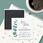 Eucalyptus Family Reunion Spara datum Magnet<br><div class="desc">Berätta för din familj om datum för din nästa familjeåterförening med snyggten spara datum magneter. Den har en enkel vattenfärgseucalyptus sprig med elegant typografi. Enkelt anpassade. Använda Verktyg i Design om du vill ändra texten storlekt, stil eller färg. Eftersom vi skapar vår teckning kommer du inte att hitta just den...</div>