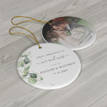 Eucalyptus Foliage Bröllop Photo Första jul Julgransprydnad Keramik<br><div class="desc">Eucalyptus Foliage Script Bröllop fotoornament med vattenfärgad,  subkulent grön eukalyptus-stjälk med grått-skript och modern typografi som du lätt kan ändra. Byt ut fotot på motsatt sida mot ditt favoritfoto från bröllop</div>