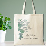 Eucalyptus Greenery Teacher's Tygkasse<br><div class="desc">Den här eleganten Lärarens Tote Bag är dekorerad med vattenfärgseucalyptus löv i mjuka skuggor av grönt. Enkelt anpassade. Om du vill redigera ytterligare använda ändrar du teckensnittet, teckensnittet storlekt eller färg med Verktyg i Design. Eftersom vi skapar vår teckning kommer du inte att hitta just den här bilden från andra...</div>