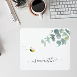Eucalyptus greenery white bee namn musmatta<br><div class="desc">En vit chic bakgrund. Dekorerad med vattenfärgade eukalyptus greenery, löv och ett sött, lycklig-leende bi. Anpassa och lägg till ditt namn. Namn är skrivet med ett modernt handskript i stil med dekorationer. Om du bara vill behålla utslagen tar du bort exemplet namn lämnar du blankstegen eller symbolerna framför och efter...</div>