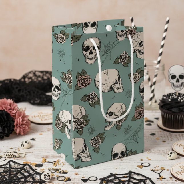 Eucalyptus Grönt Gothic Döskallars och Ro Hallowee (Eucalyptus Green Floral Skulls Hallowedding Gift Bags for Her. Spooky Gothic Halloween Skull Pattern)