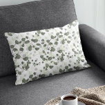 Eucalyptus Grönt lövs mönster gardener Lumbarkudde<br><div class="desc">Uppdatera din livsmiljö med Eucalyptus Grönt Lövs Mönster Gardener Lumbar Pillow. Denna vackra lumbalkudde visar en mönster som fångar eukalyptus löv i skuggor av mjuk grönt och mörk grönt, och skapar en naturlig och lugnande ambians. De invecklade designfunktionerna lämnar att du på ett smidigt sätt kan interpolera mellan trådarna och...</div>