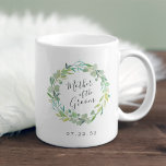 Eucalyptus Utandning Mor i Groom Kaffemugg<br><div class="desc">Mugg är en söt och elegant bröllop-keepsaké för brudens sida,  och har en vattenfärgsutandning av grönt eucalyptus löv och löv med "mor av groomen" inskriven i handskrivet skript. Anpassa med din bröllop-dejt under. Designad för att matcha vår Eucalyptus andningssamling.</div>