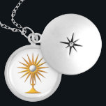 Eucharist i Monstrancehalsband Berlockhalsband<br><div class="desc">Denna "3-D" lookdesign presenterar en avbilda av den välsignade sacramenten/den heliga eucharisten i en guld- kulör monstrance. Känselförnimmelsen frigör för att ändra bakgrundsfärgen via Zazzles fantastiskt customizationverktyg.</div>
