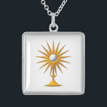 Eucharist i Monstrancehalsband Sterling Silver Halsband<br><div class="desc">Denna "3-D" lookdesign presenterar en avbilda av den välsignade sacramenten/den heliga eucharisten i en guld- kulör monstrance. Känselförnimmelsen frigör för att ändra bakgrundsfärgen via Zazzles fantastiskt customizationverktyg.</div>