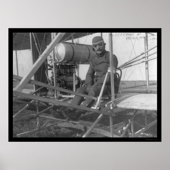 Eugene Lefebvre som sitter på sitt flygplan 1909 Poster (Framsidan)